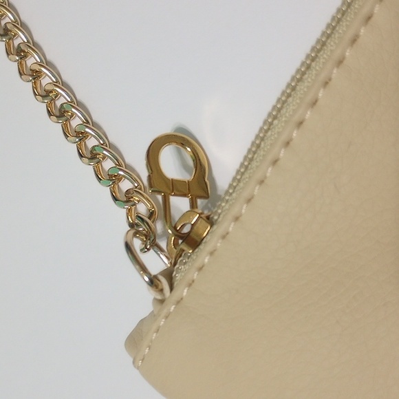 Salvatore Ferragamo Parfums Cream and Gold Chain Bag - Picture 3 of 9